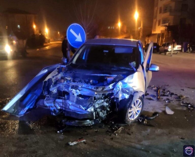 Malatya’da iki otomobil çarpıştı: 1’i ağır 3 yaralı