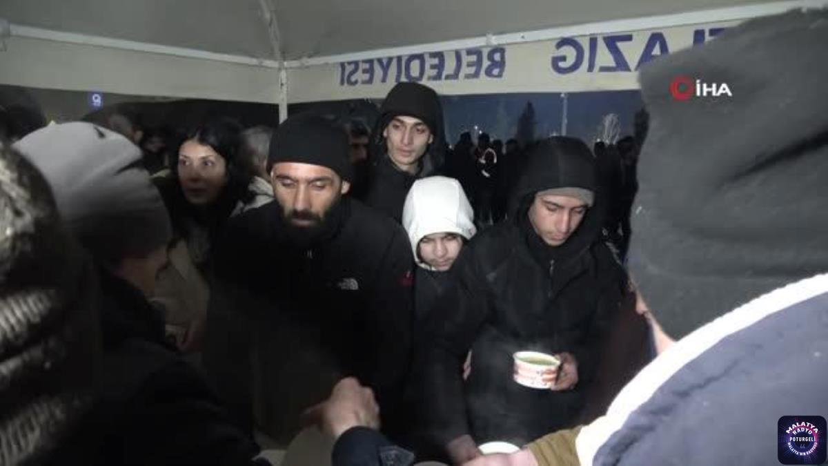 Elazığ Belediyesinden Malatyalı depremzedelere sıcak çorba ikramı