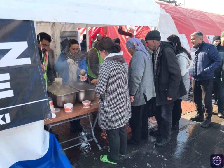Selçuk Belediyesi Malatya’da yemek ve sosyal market çadırı kurdu