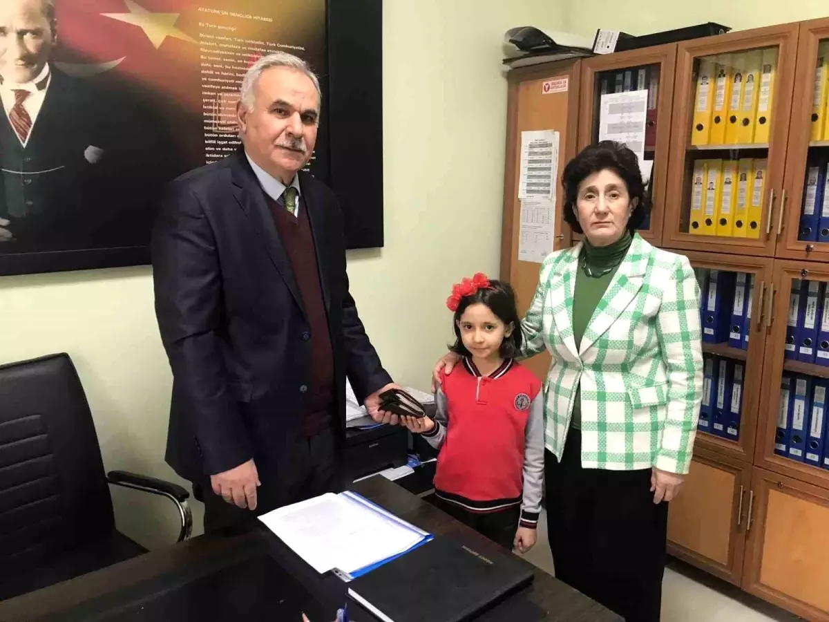 Defne Akkaya’dan Örnek Davranış: Bulduğu Cüzdanı Sahibine Teslim Etti