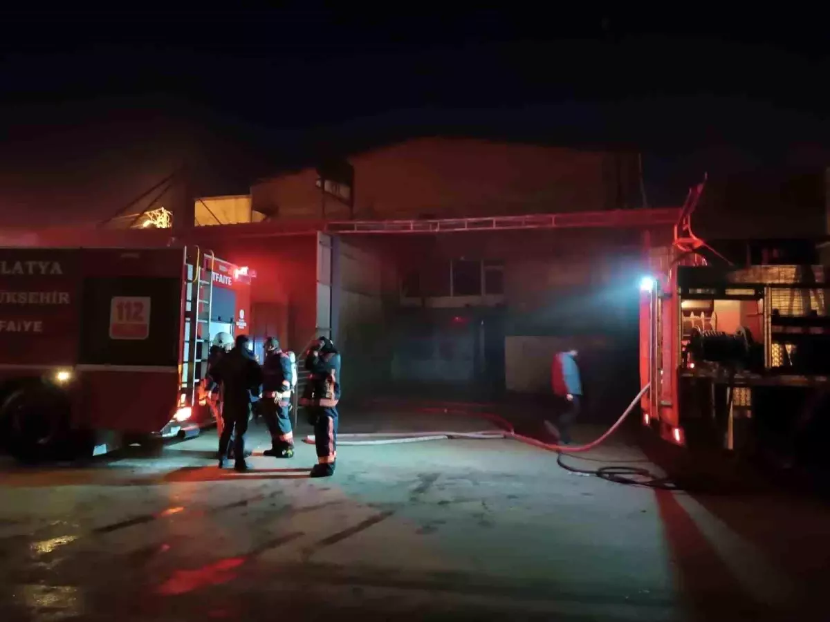 Malatya’da İşyeri Yangını: İtfaiye Ekipleri Olay Yerinde