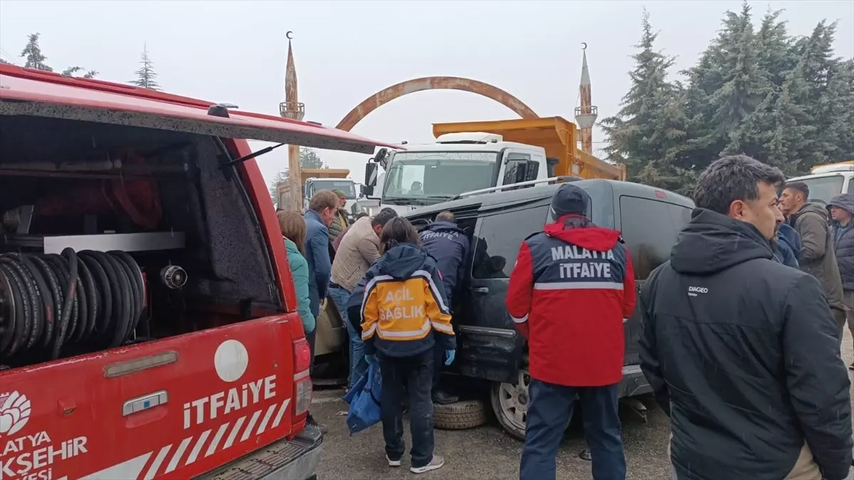 Malatya’da kamyon ile hafif ticari aracın çarpıştığı kazada 3 kişi yaralandı