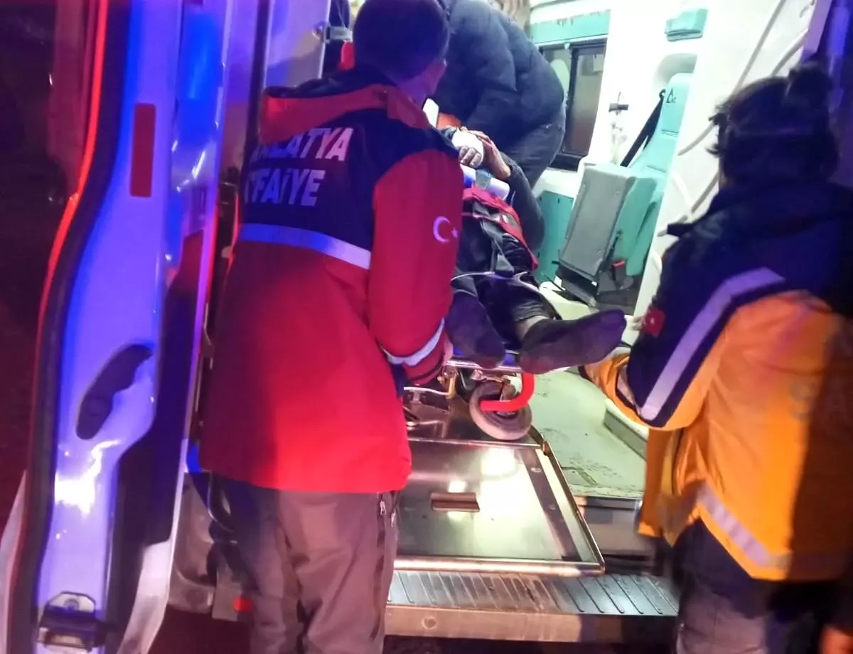 Malatya’da Refüje Çarpan Araçta 3 Kişi Yaralandı