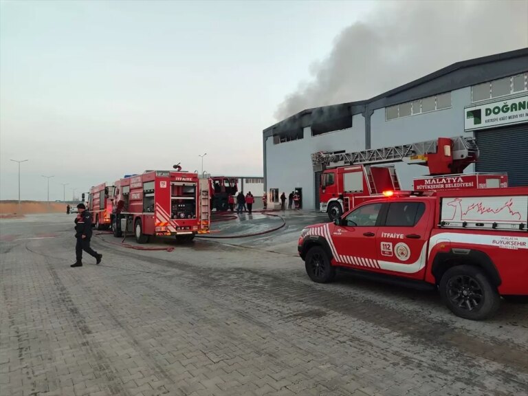 Malatya’daki Perde Fabrikasında Yangın Çıktı