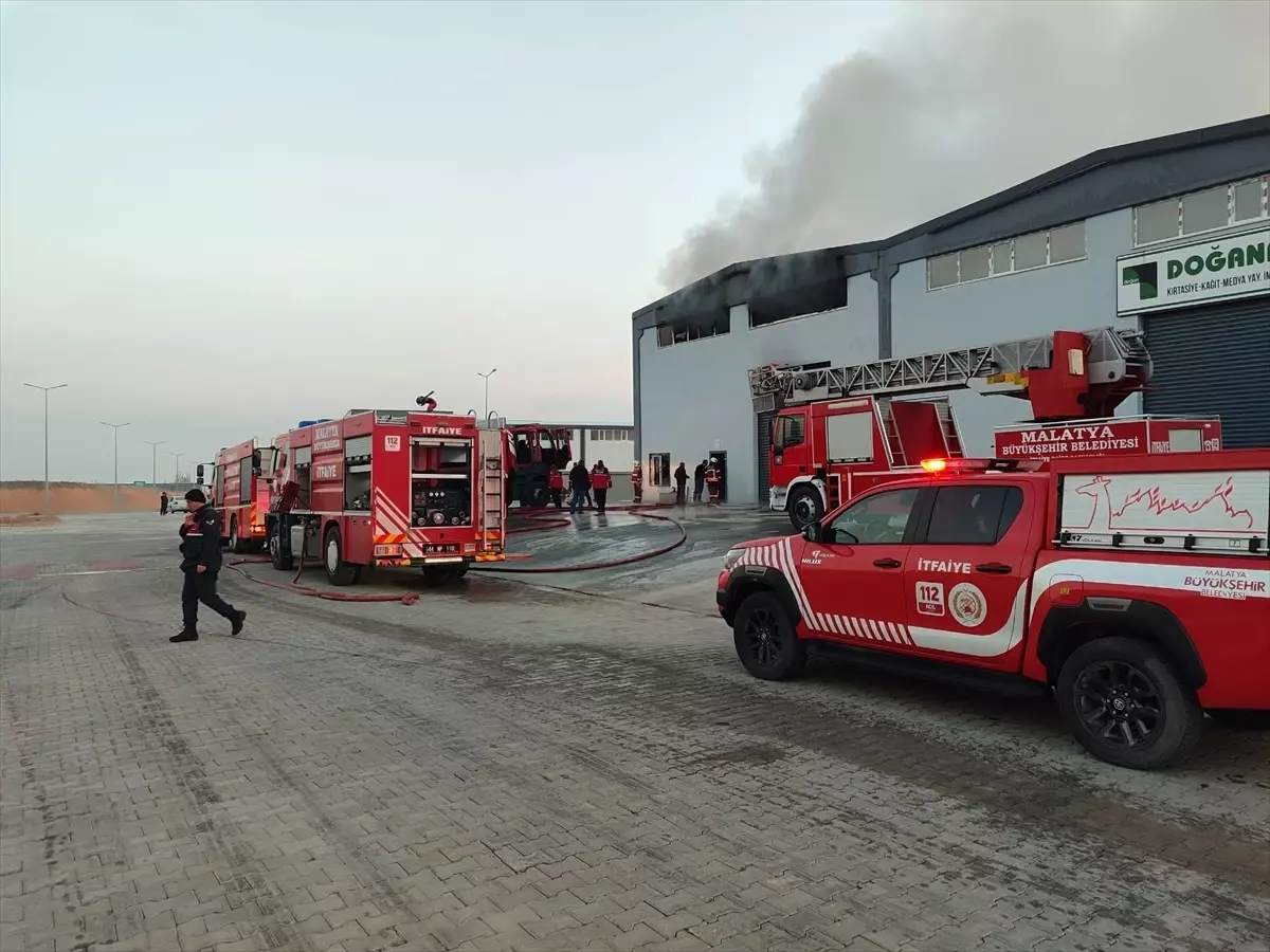 Malatya’daki Perde Fabrikasında Yangın Çıktı