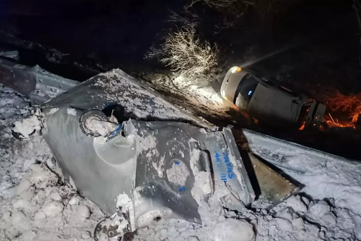 Elazığ’da Hafif Ticari Araç Şarampole Devrildi: 1 Ölü, 1 Yaralı