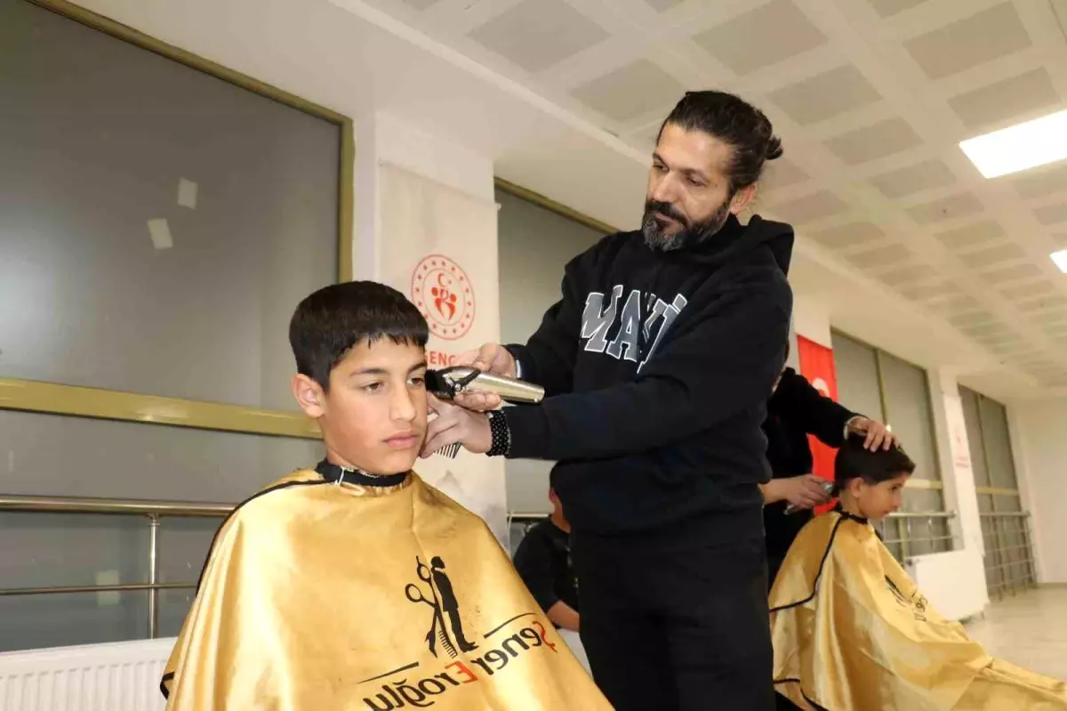 Kuaför Şener Eroğlu, Depremzedelere Ücretsiz Tıraş Hizmeti Sunmaya Devam Ediyor