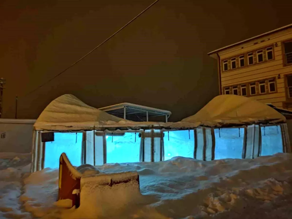 Malatya’da Ayağı Seken Mescit Çadırı Kar Yağışına Dayanamadı