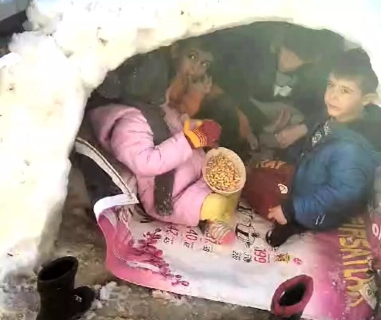 Malatya’da Çocuklardan Kardan Ev Eğlencesi