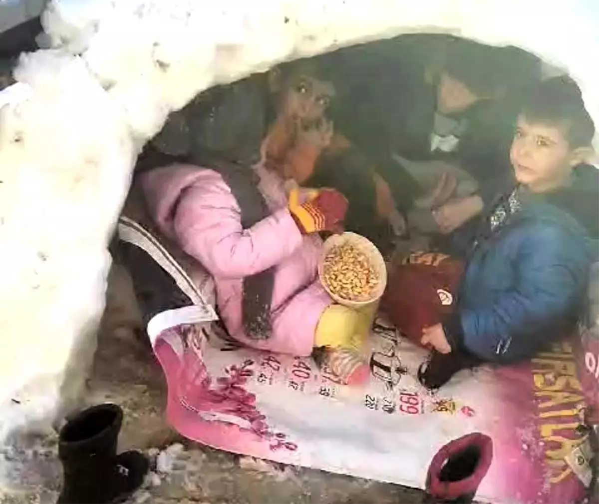 Malatya’da Çocuklardan Kardan Ev Eğlencesi