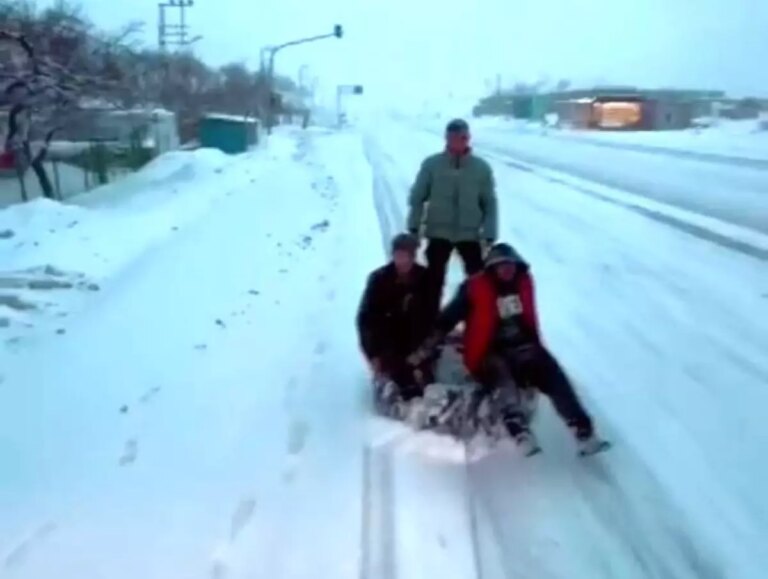 Malatya’da Gençler Karda Sörf Yaptı