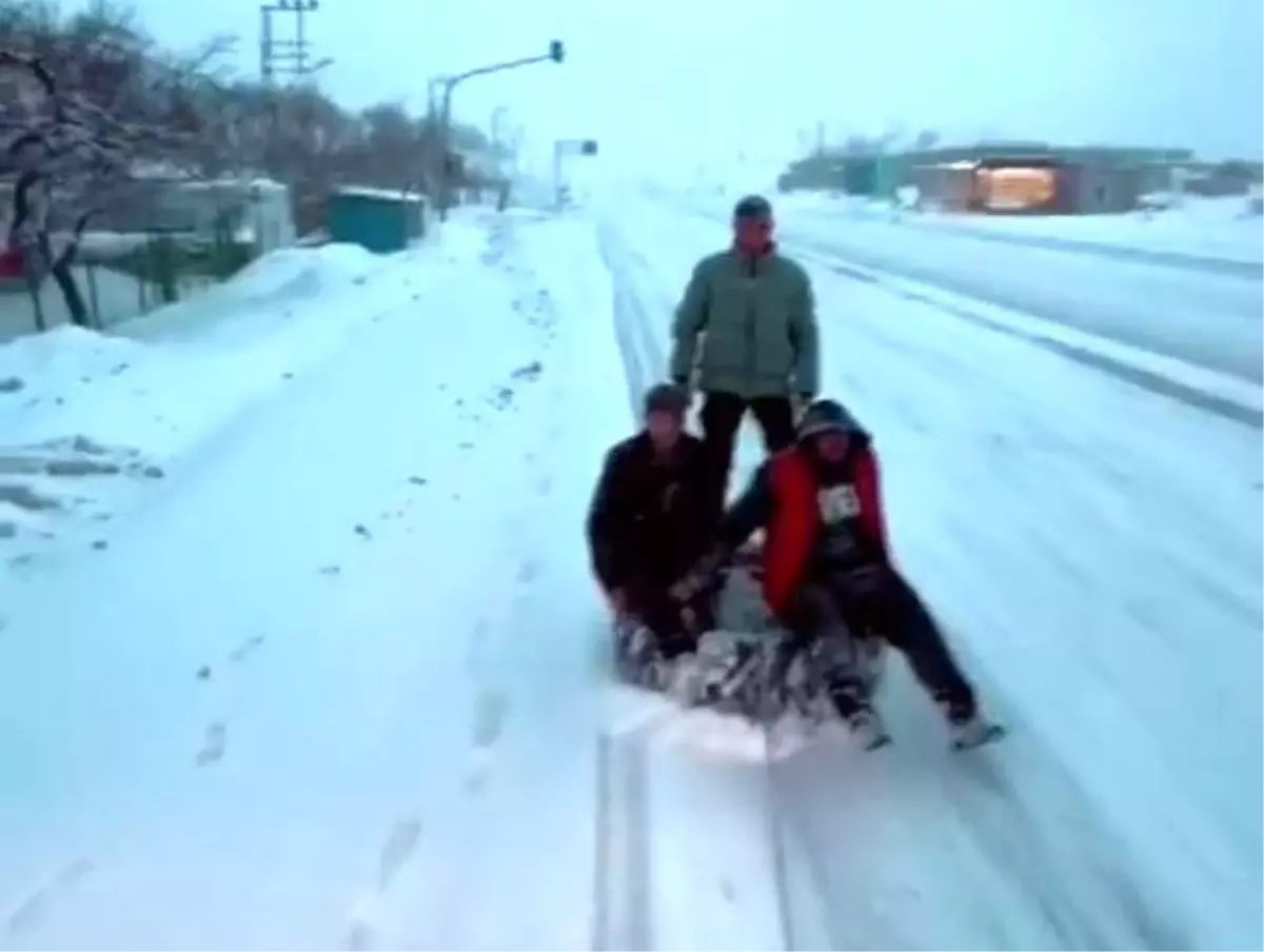 Malatya’da Gençler Karda Sörf Yaptı