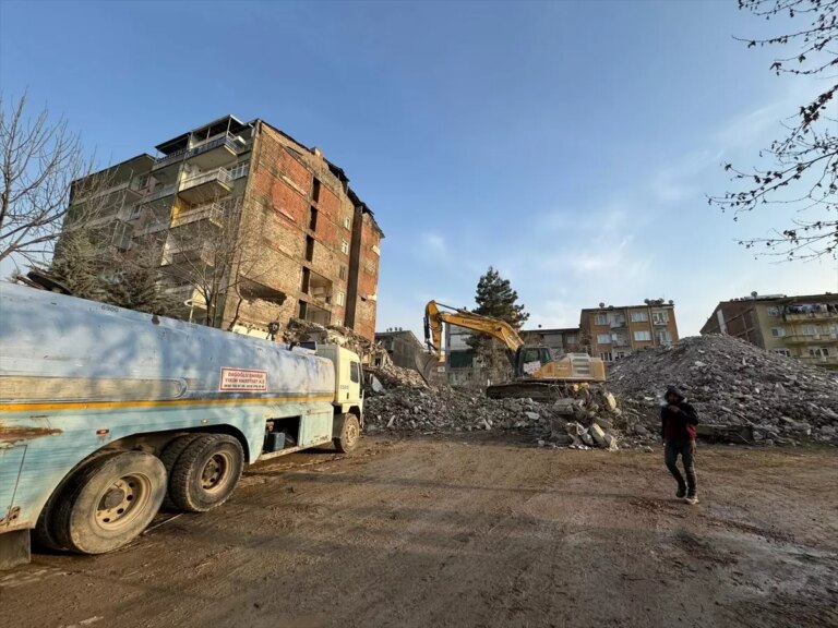 Malatya’da Yıkım Sırasında Apartmana Zarar Verildi, Bina Tahliye Edildi