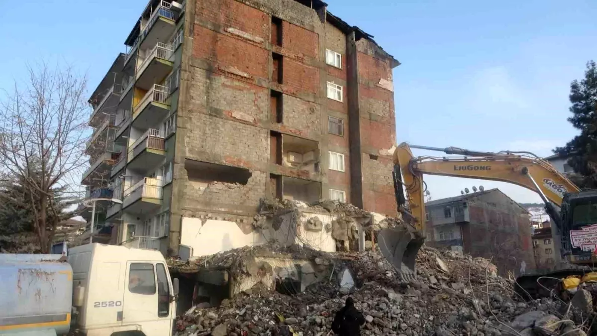 Malatya’da Yıkım Sırasında Bitişik Bina Hasar Gördü