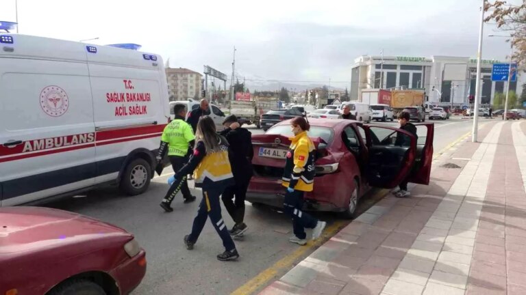 Malatya’da Alkollü Sürücü Işıklarda Bekleyen Araçlara Çarptı