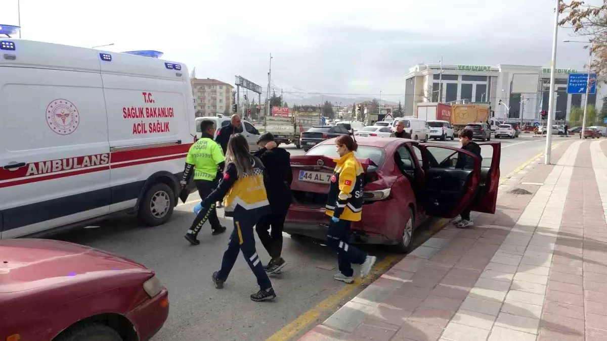 Malatya’da Alkollü Sürücü Işıklarda Bekleyen Araçlara Çarptı