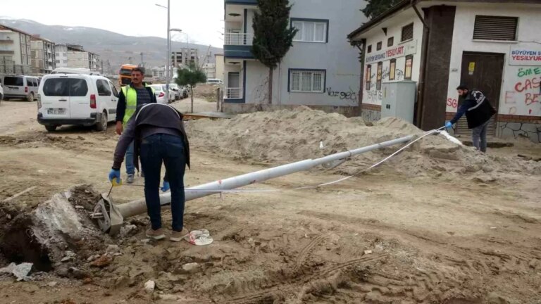 Malatya’da Aydınlatma Direği Düşüp Bir Kişiyi Yaraladı