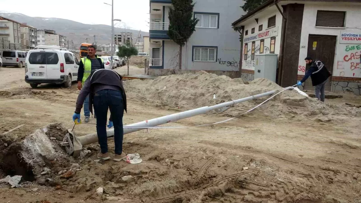 Malatya’da Aydınlatma Direği Düşüp Bir Kişiyi Yaraladı